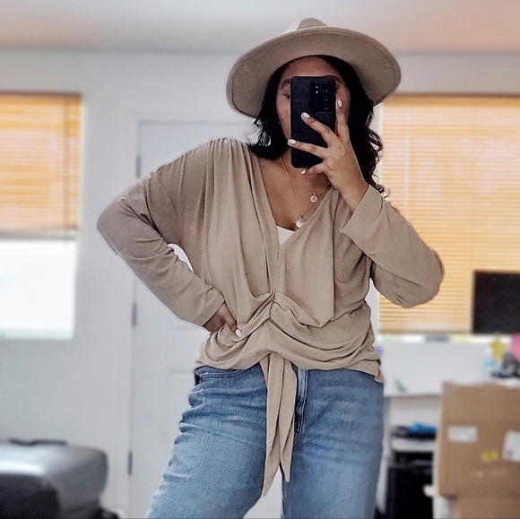 BEHIND THE SCENE'S TOP IN TAUPE TAN - Picture 5 of 7